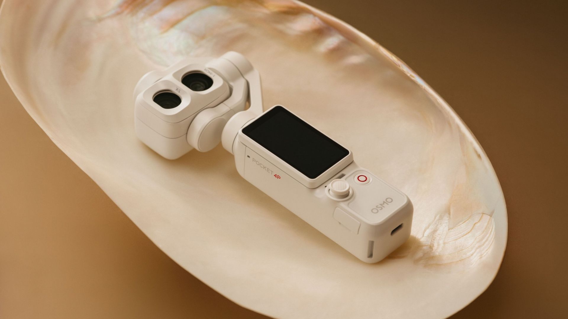 Osmo Pocket 4P Pearl White dengan modul dua kamera terbaring di atas pinggan berwarna krim, gambar produk rasmi