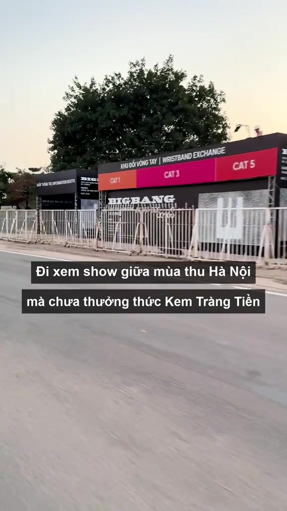 Biển khu đổi vòng tay theo hạng vé CAT 1, CAT 3, CAT 5 của concert BIGBANG cùng quầy thông tin dựng bên hàng rào SVĐ Mỹ Đình