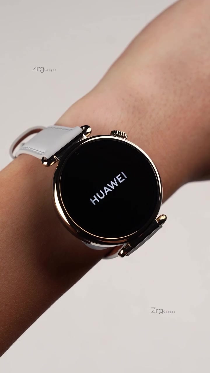 HUAWEI Watch GT 7 bản 41 mm viền vàng hồng dây da trắng đeo trên cổ tay, màn hình khởi động hiện chữ HUAWEI