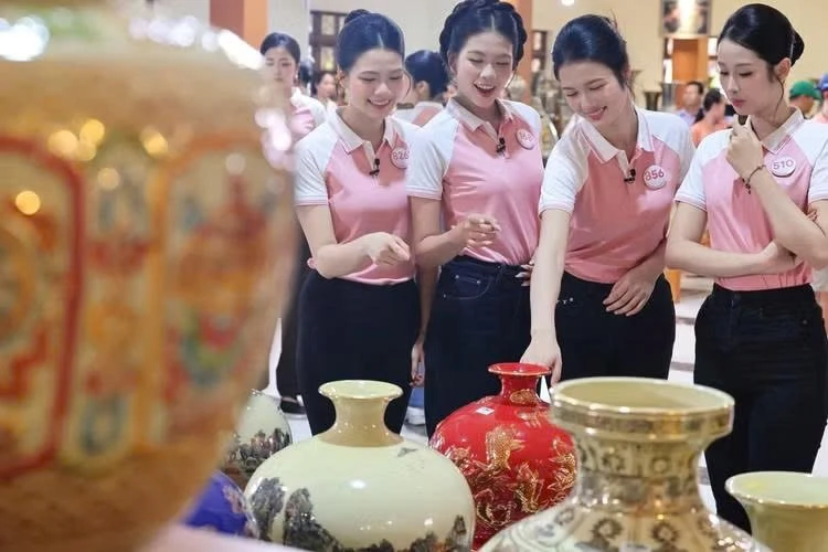 Di sản gốm Chu Đậu qua đôi tay trẻ của thí sinh Hoa hậu