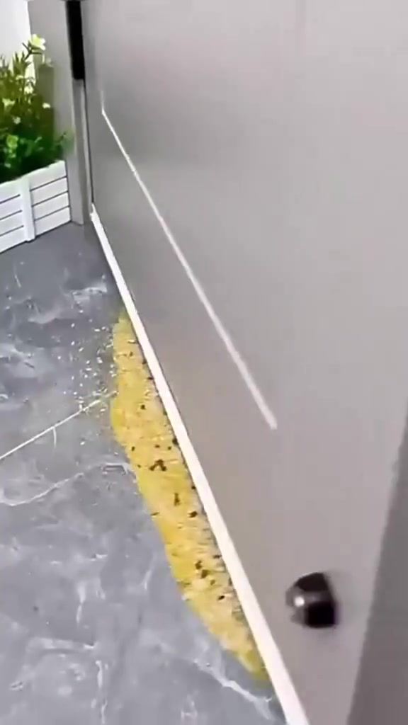 Jalur seal putih di bawah pintu menahan partikel kuning halus daripada menyelit ke sebelah lagi