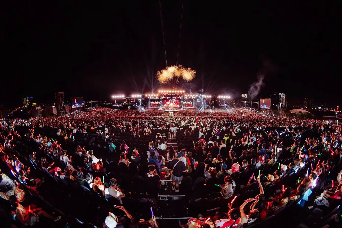 200.000 Khán Giả Ùn Ùn Tại TPHCM: Khi Concert Viết Lại Kỷ Lục