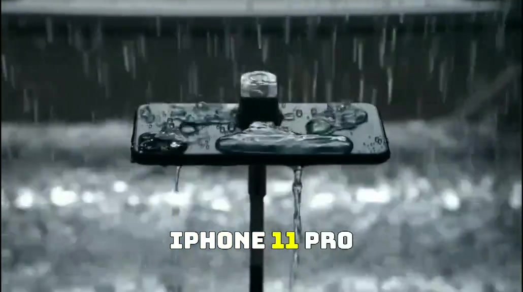 Chiếc iPhone đặt ngang trên giá đỡ dưới dòng nước trút xuống từ phía trên
