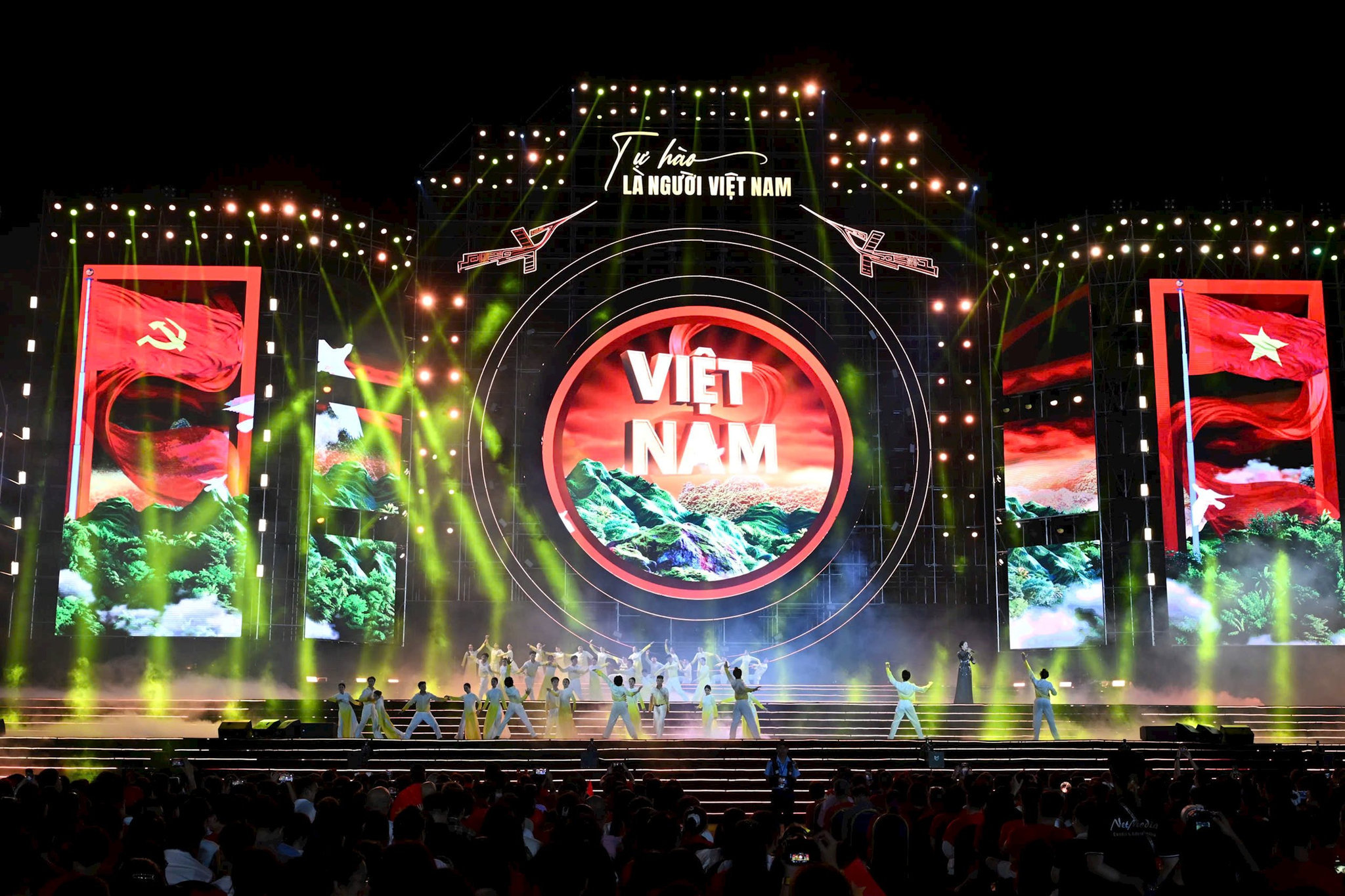 Concert 'Tự Hào Là Người Việt Nam' Quy Tụ Dàn Sao Tại Thái Nguyên