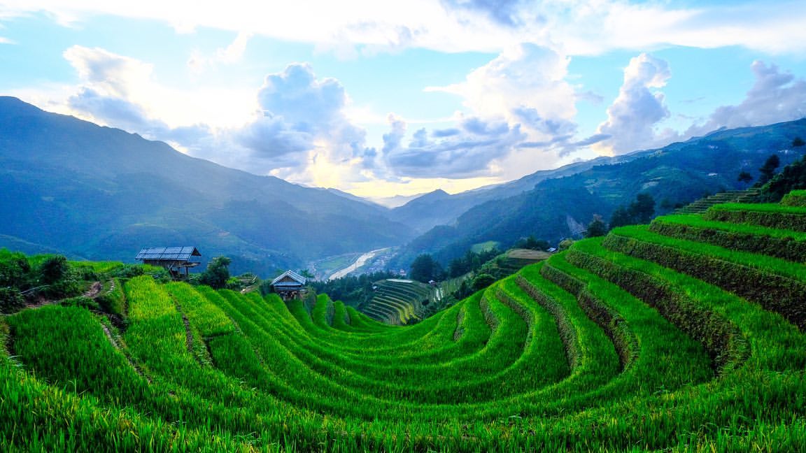 Thung lũng ruộng bậc thang xanh uốn thành vành móng ngựa ở Mù Cang Chải, Yên Bái