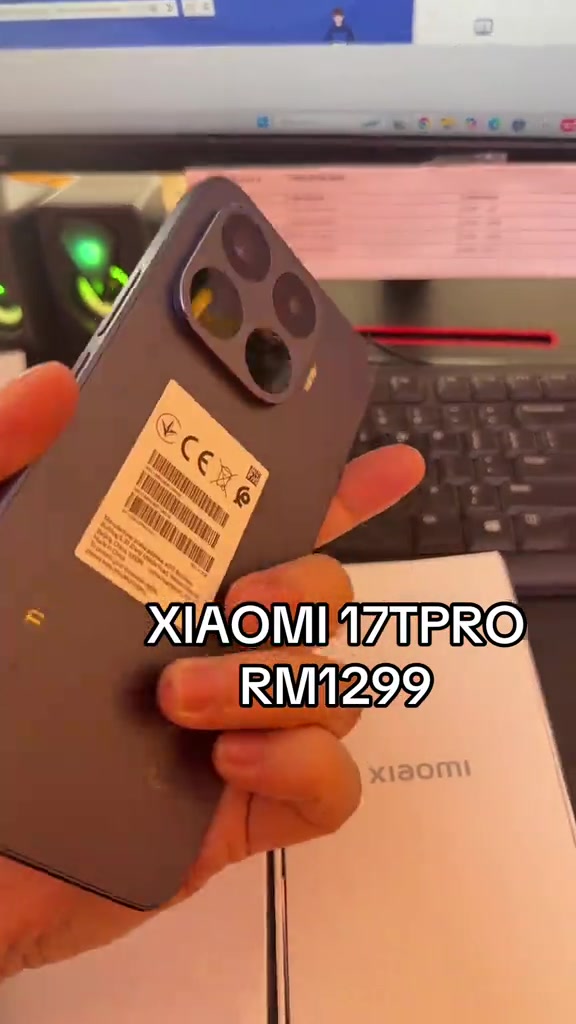 Bahagian belakang Xiaomi 17T Pro dengan label pengedar berbarcode masih melekat, dari video kedai yang memaparkan harga RM1,299