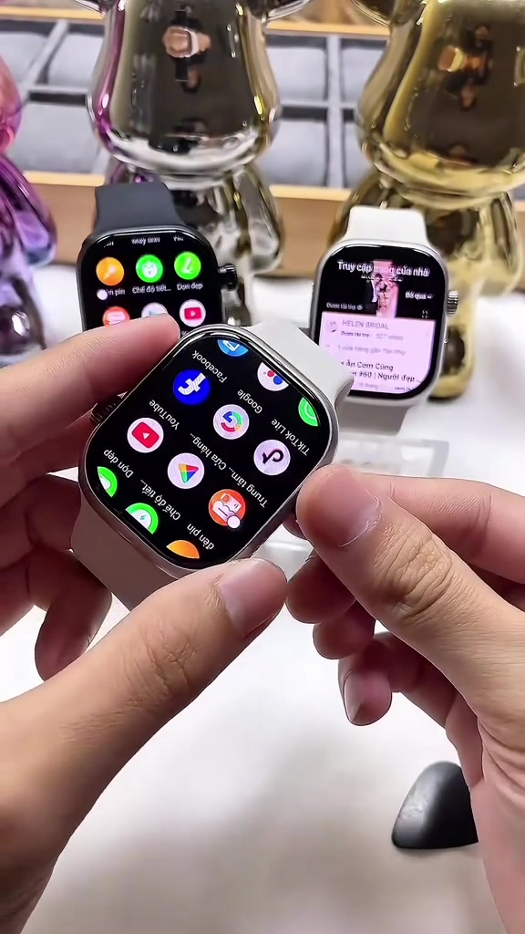 Ba chiếc đồng hồ thông minh mặt vuông kiểu dáng giống Apple Watch, màn hình hiển thị lưới icon Facebook, YouTube, TikTok Lite, Chợ Tốt
