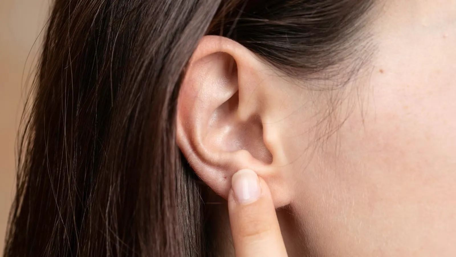 3 dấu hiệu ở lưỡi và tai cần lưu ý về tim mạch