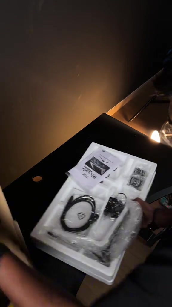 Tray styrofoam dalam kotak monitor Armaggeddon PXP22G dengan buku manual, kabel dan aksesori kaki monitor
