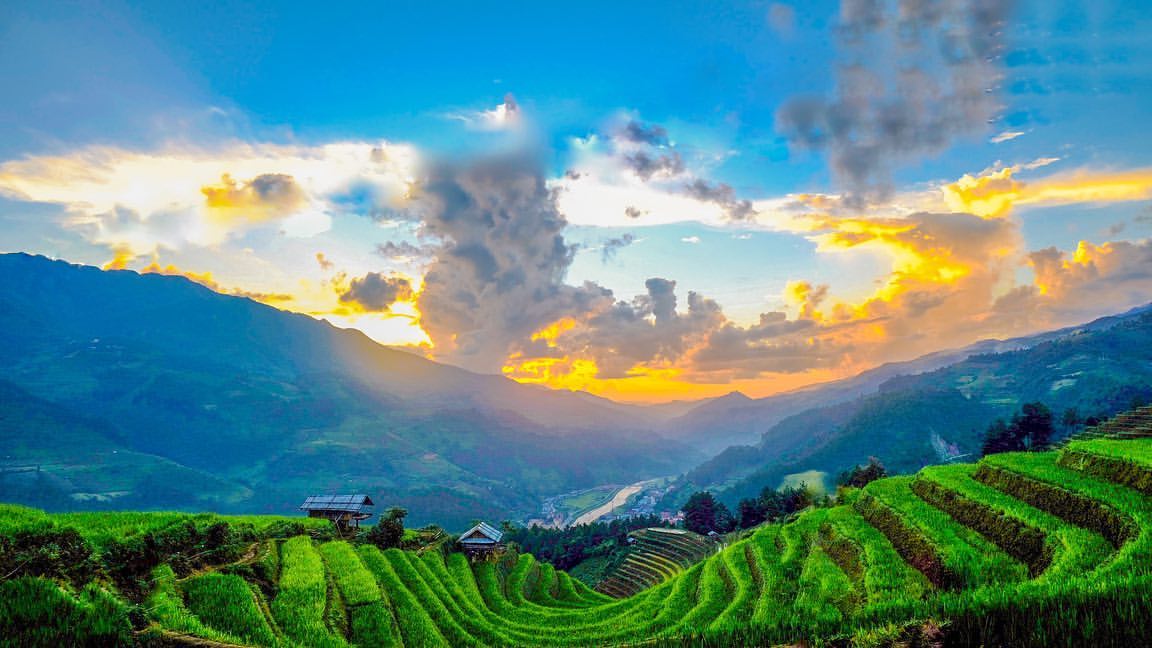 Nắng chiều xuống trên ruộng bậc thang và núi đồi Mù Cang Chải, Yên Bái