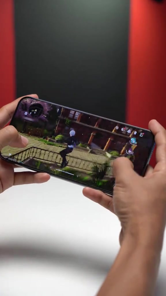 Xiaomi 17T Pro dipegang melintang dengan kedua-dua tangan semasa sesi permainan