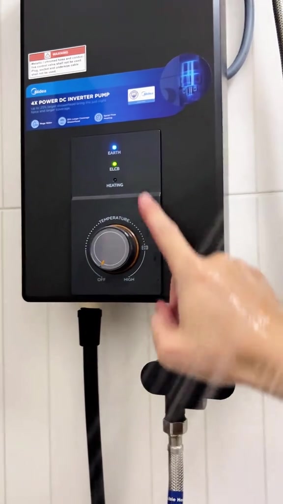 Jari menekan butang di panel water heater Midea bersebelahan tombol suhu OFF, ECO dan HIGH