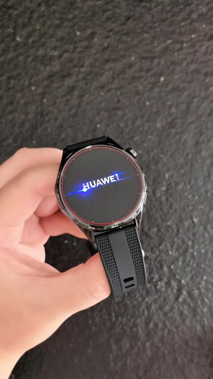 HUAWEI Watch GT 7 bản 46 mm màu đen cầm trên tay, màn hình khởi động hiện chữ HUAWEI