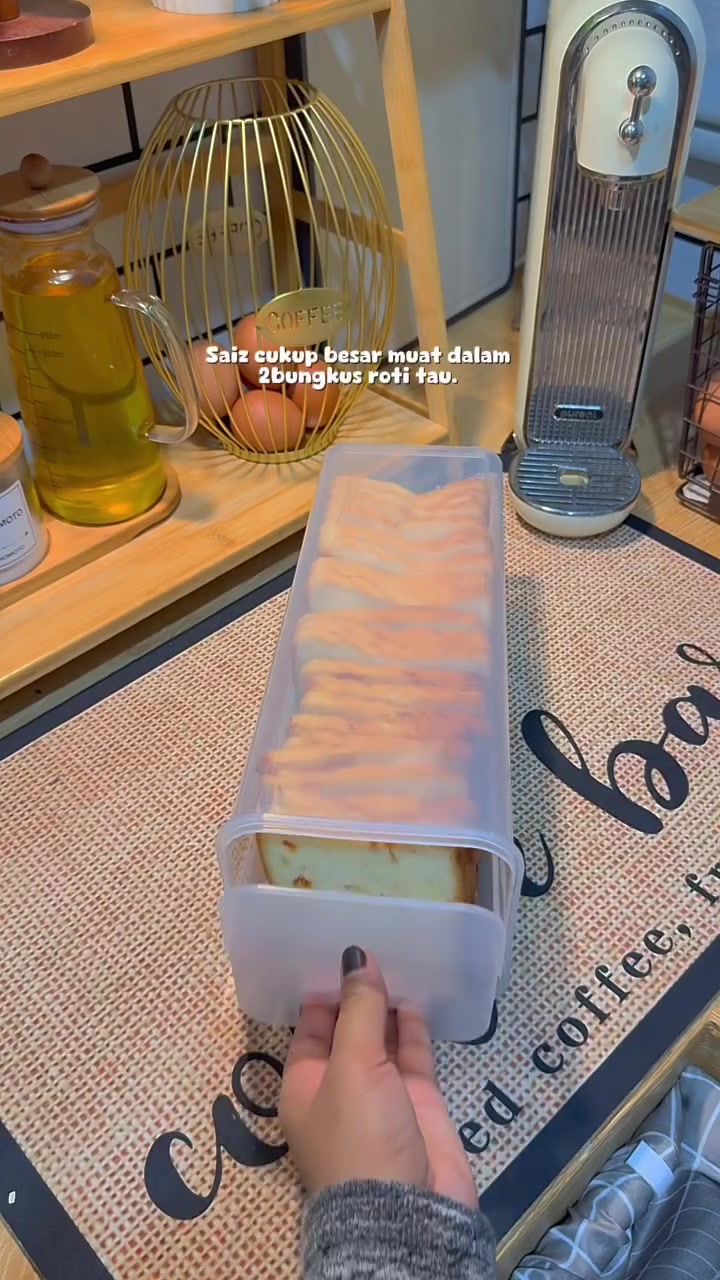 Bekas roti transparan jenis drawer berisi roti slice dengan tangan menarik drawer