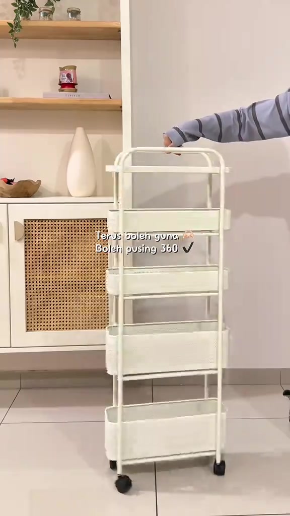 Troli simpanan slim putih empat tingkat beroda dengan bakul berjaring, tangan memegang pemegang atasnya
