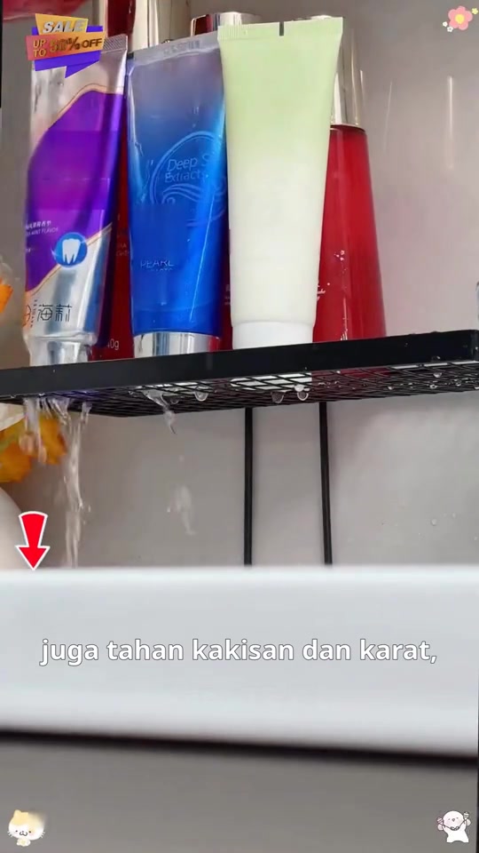 Air menitis melalui rak grid hitam selepas dicurah, menunjukkan saliran terus ke sinki