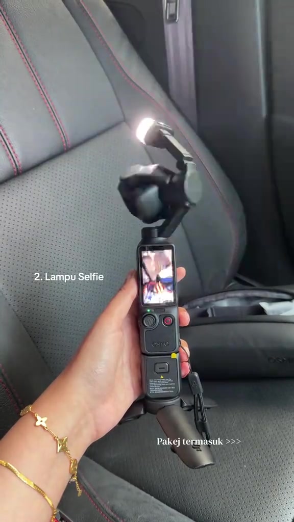 Osmo Pocket 4P dipasang pada tripod mini dengan lampu fill menyala di atas modul kamera