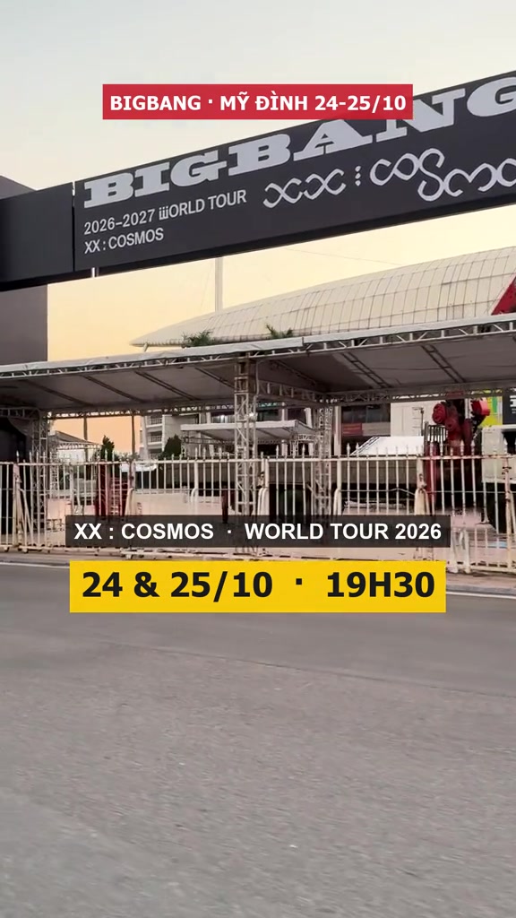 Cổng chào concert BIGBANG tại SVĐ Quốc gia Mỹ Đình với banner tour 2026-2027 XX : COSMOS và dàn mái che khu check-in sau hàng rào, chụp chiều 19/10