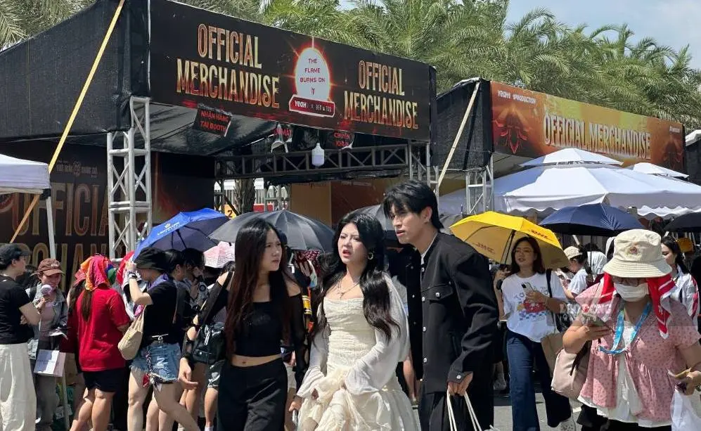 Xếp hàng cả cây số để check-in concert: Văn hóa fan pop đang tạo nên hiện tượng xã hội