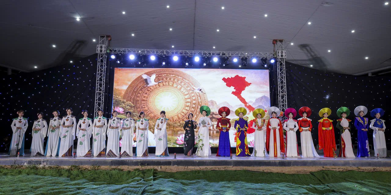 Áo dài tỏa sáng trong những ngày kỷ niệm phụ nữ