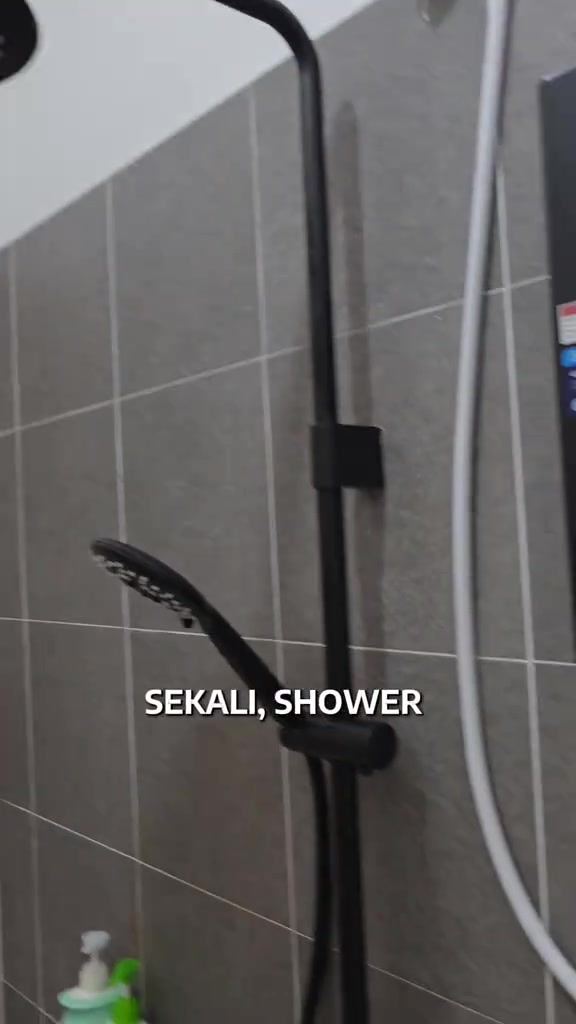 Set shower rail hitam dengan kepala shower tangan di dinding jubin kelabu