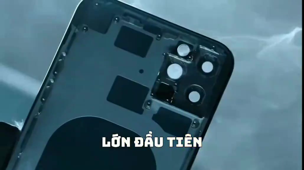 Khung lưng bên trong của một chiếc iPhone với ô vuông dành cho cụm ba camera