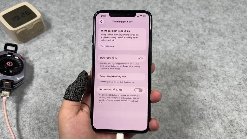 Màn hình iPhone mở mục Tình trạng pin với thông báo quan trọng về pin và dòng dung lượng tối đa