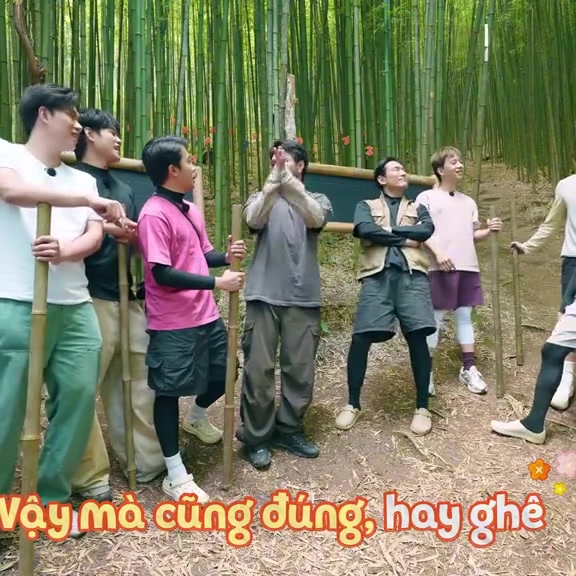 Toàn cảnh nhóm nghệ sĩ 2 Ngày 1 Đêm cầm cọc tre đứng giữa rừng trúc trong thử thách tính toán, máy quay đặt xa