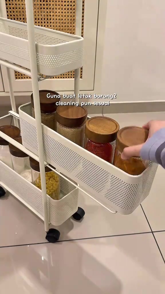 Bahagian bakul berjaring troli slim diisi balang bertutup kayu, menunjukkan bakul boleh ditarik keluar seperti laci