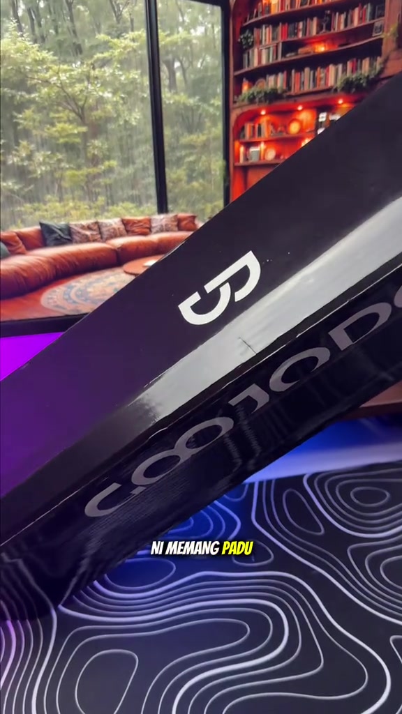 Bahagian penjuru soundbar hitam dengan logo Goojodoq kelihatan jelas pada badan unit