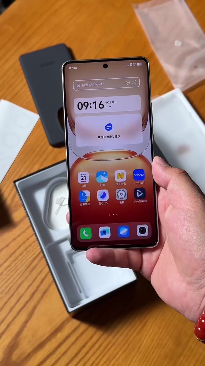 iQOO Z10 Turbo Pro vừa mở hộp, màn hình sáng hiện giao diện OriginOS, cầm trên tay phía trên hộp máy