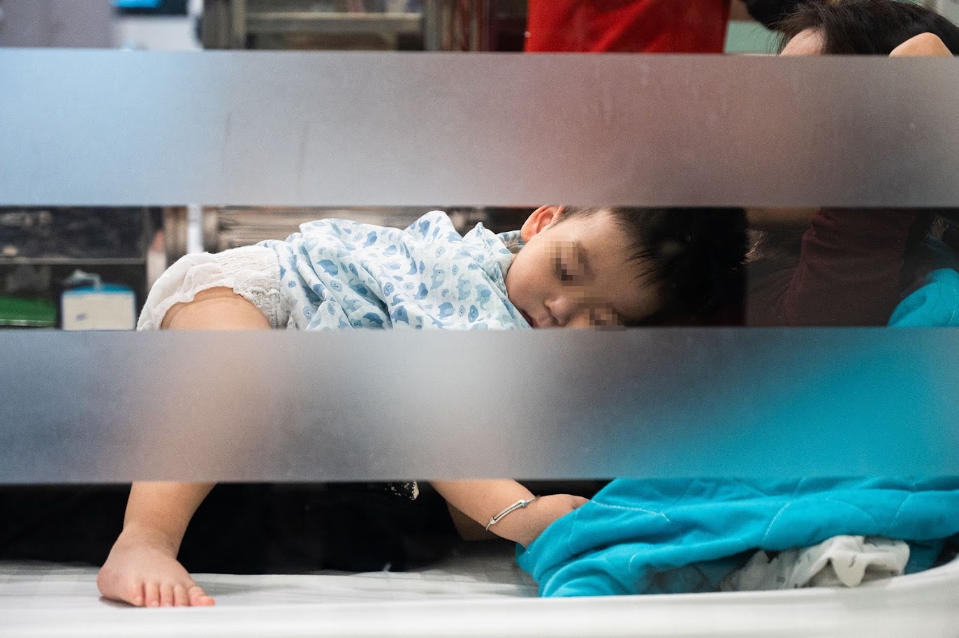 Sốt cao đột ngột ở trẻ: Phân biệt cúm với bệnh não mô cầu để không lỡ cơ hội sống