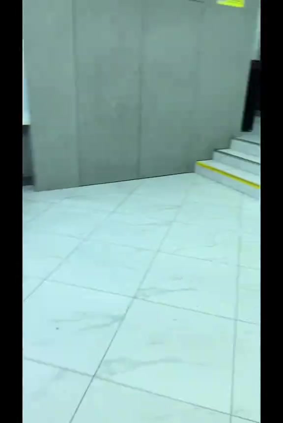 Tangga dan lobi berjubin kosong dalam bangunan apartment pada waktu malam