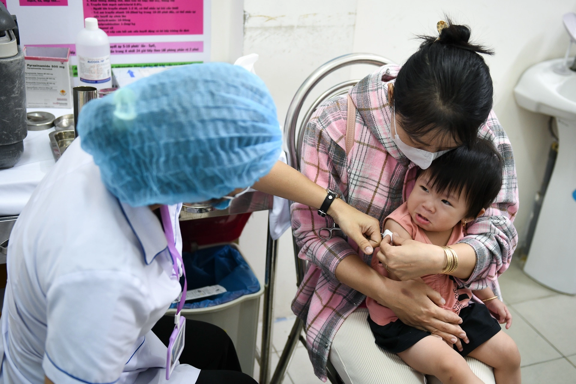 Sốt cao đột ngột ở trẻ: Phân biệt cúm với bệnh não mô cầu để không lỡ cơ hội sống