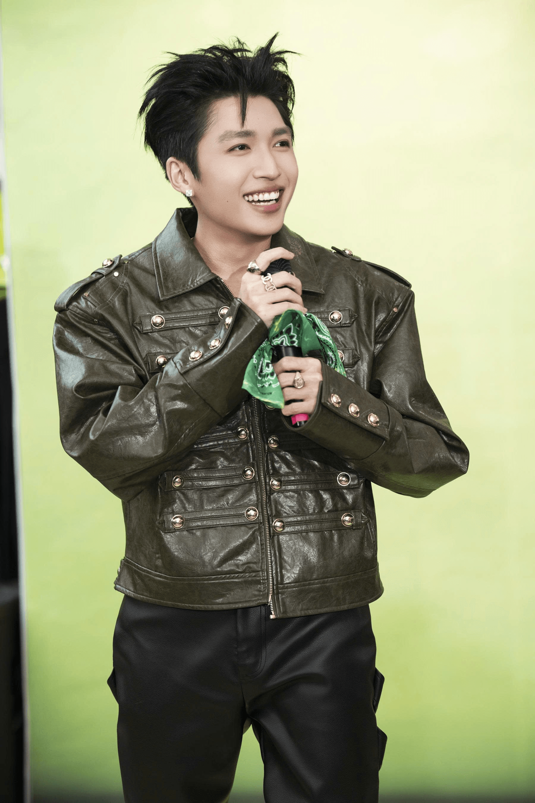 Từ mini concert đến tặng quà: sao pop chiếm lĩnh trung tâm thương mại
