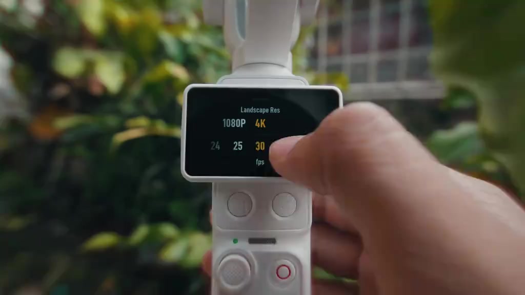 Skrin sentuh Osmo Pocket 4P Pearl White menunjukkan menu resolusi rakaman 1080P dan 4K sambil jari menyentuh skrin