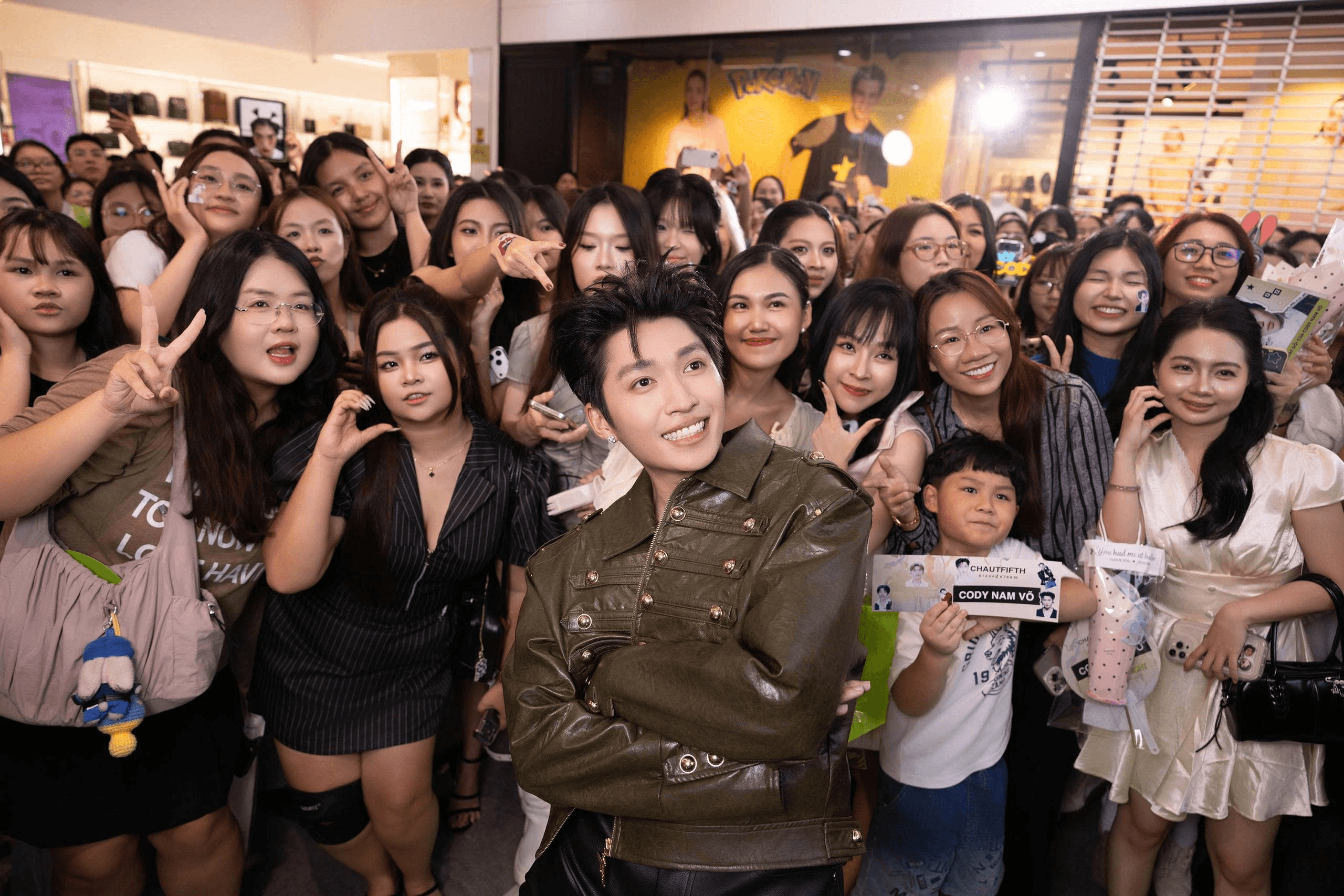 Từ mini concert đến tặng quà: sao pop chiếm lĩnh trung tâm thương mại