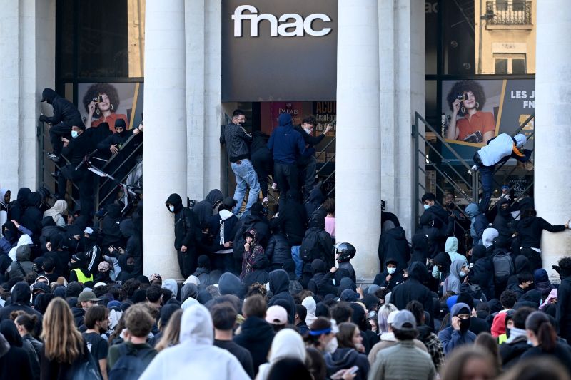 Pelancong di Paris Ubah Rancangan Akibat Protes