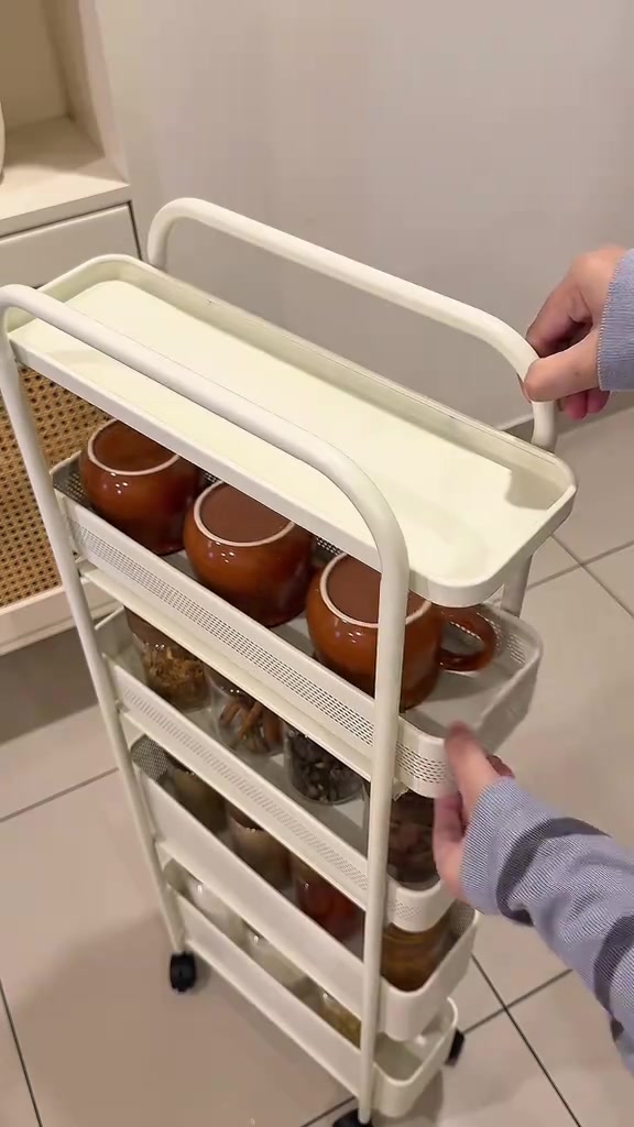 Pandangan atas troli slim dengan tray atas rata berisi cawan seramik, menunjukkan tray atas boleh jadi permukaan letak barang