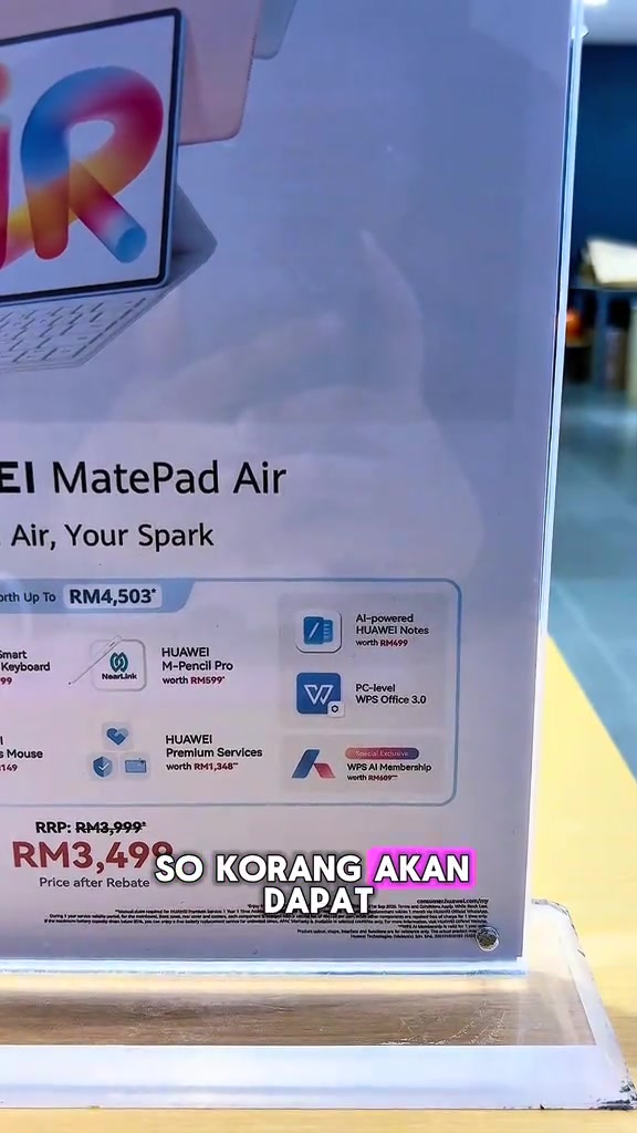 Papan promo di kedai: HUAWEI MatePad Air RRP RM3,999 jadi RM3,499 selepas rebate, dengan senarai free gift bernilai sehingga RM4,503