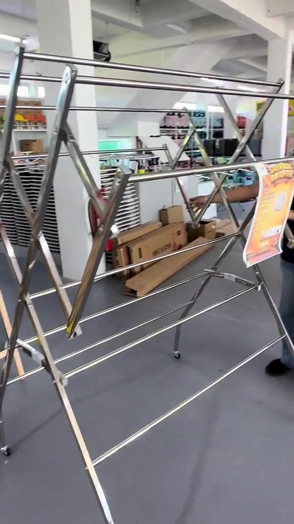 Ampaian stainless steel jenis wing boleh lipat dengan roda di lantai gudang