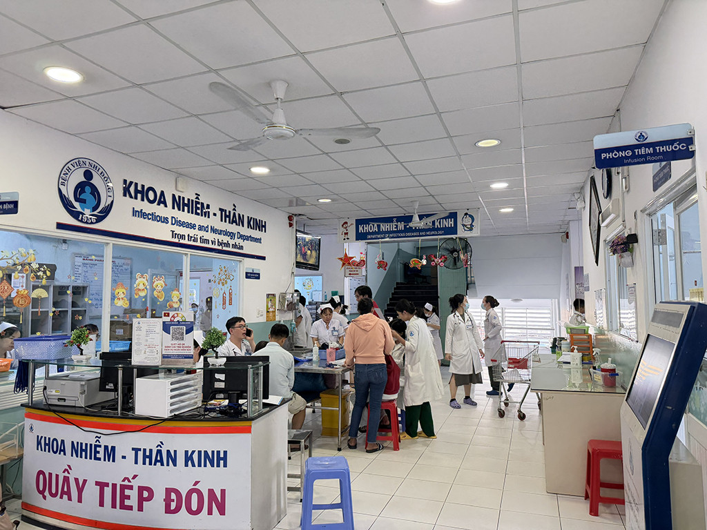 Sốt cao đột ngột ở trẻ: phân biệt cúm và viêm não mô cầu