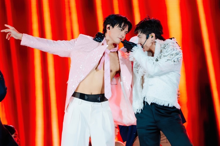 Gần 100.000 khán giả và cơn sốt concert Anh trai vượt ngàn chông gai