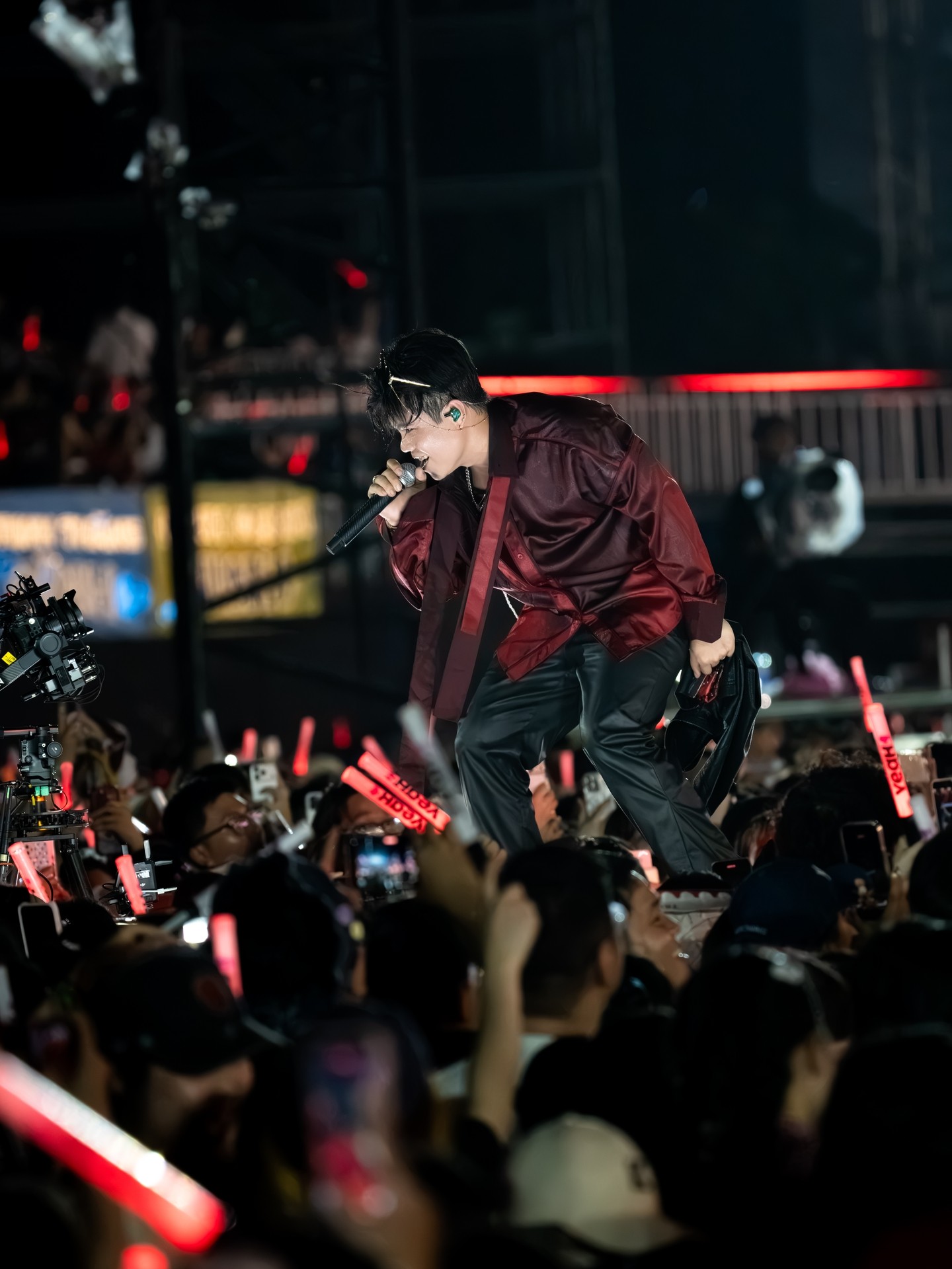 Đinh Mạnh Ninh chiếm trọn spotlight tại concert Anh Trai Vượt Ngàn Chông Gai