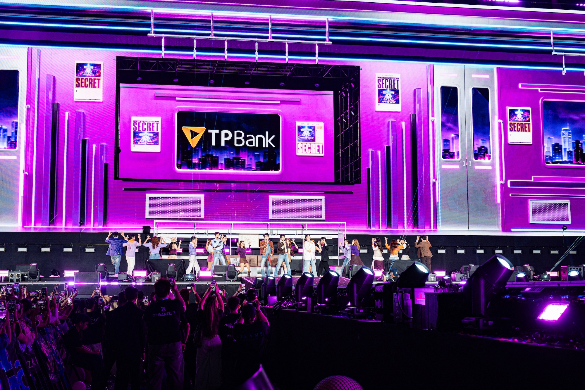 Bầu trời tím rực rỡ tại concert Tinh Hà đêm 1