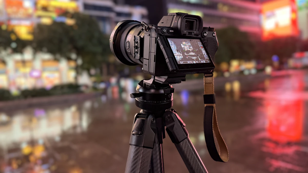 Tripod vs. Shoulder Rig: Chọn Thiết Bị Hỗ Trợ Nào Cho Phong Cách Quay Phim Của Bạn