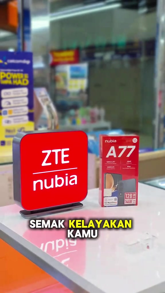 Papan tanda merah ZTE nubia berdiri sebelah kotak nubia A77 5G di atas kaunter kedai