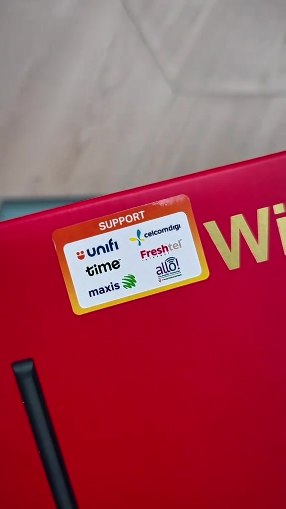 Pelekat sokongan pada kotak router menunjukkan logo unifi, time, maxis, celcomdigi, Freshtel dan allo