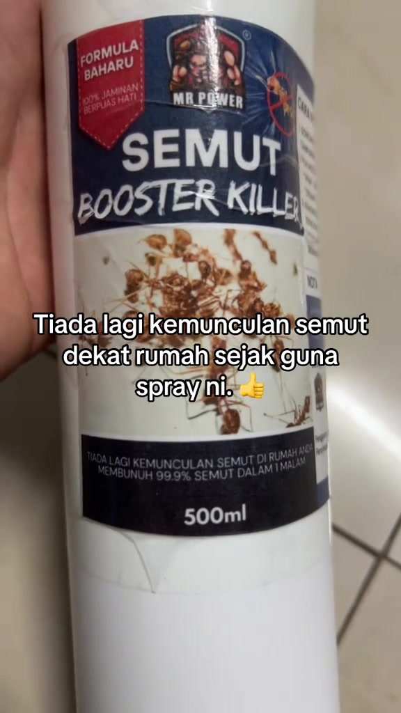 Label botol spray Mr Power Semut Booster Killer 500ml dipegang dekat kamera
