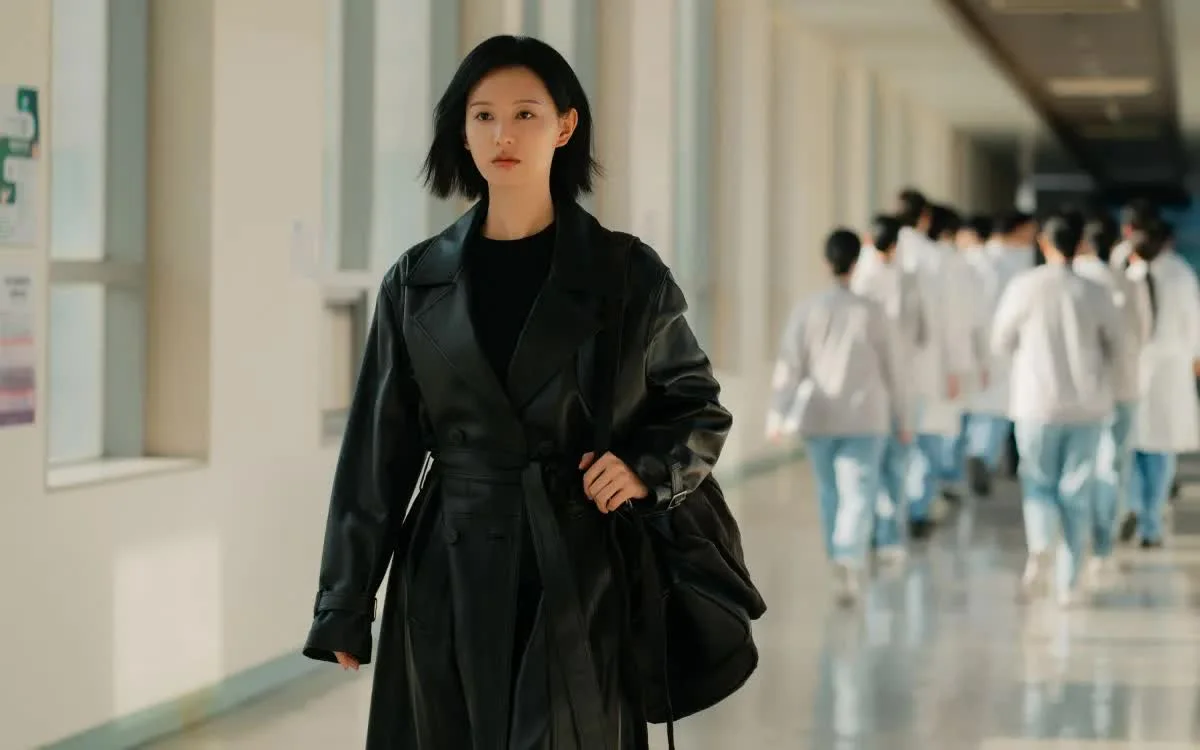 Doctor X: Ăn khách nhưng bị bác sĩ thực tế kiện vì sai lệch y khoa